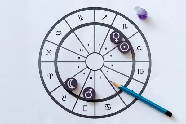 占星術の数字と結晶が異なるアストラルチャートのトップビュー — ストック写真