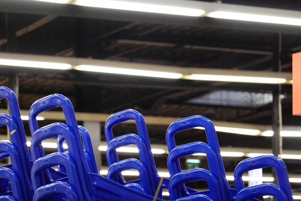 Plan Angle Bas Poignées Bleues Plastique Chariots Achat Dans Magasin — Photo