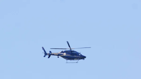 Egy Delaware State Trooper Helikopter Repül Kék Égen — Stock Fotó