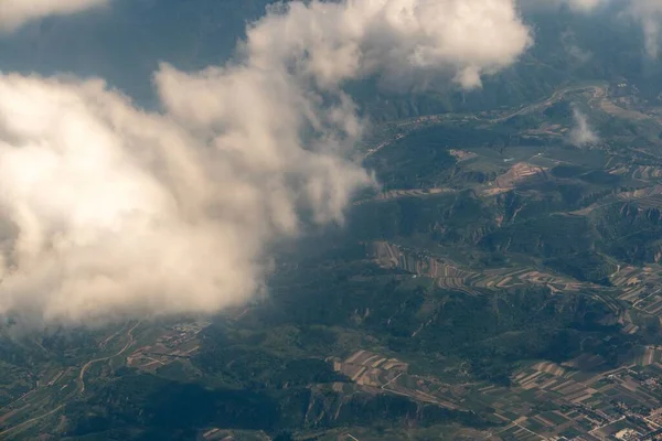 Schöne Aufnahmen Von Wolken Über Einer Grünen Landschaft Einem Sonnigen — Stockfoto