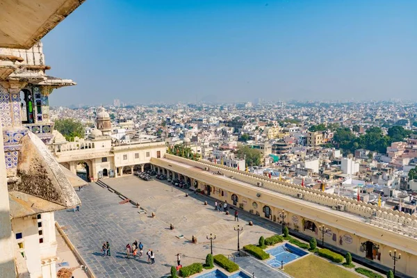 インドのウダイプール市宮殿のランドマークや観光客の空中ショット — ストック写真