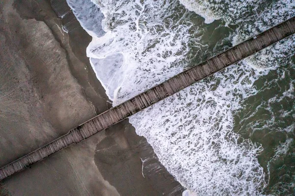 Вид Сверху Деревянный Пирс Морских Волнах Разбивающихся Берег — стоковое фото