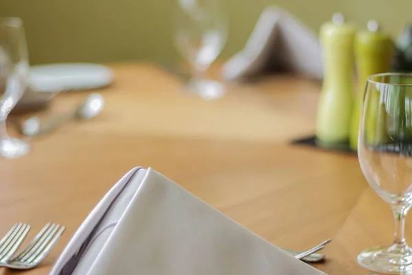 餐桌上白色餐巾的选择性焦点 — 图库照片