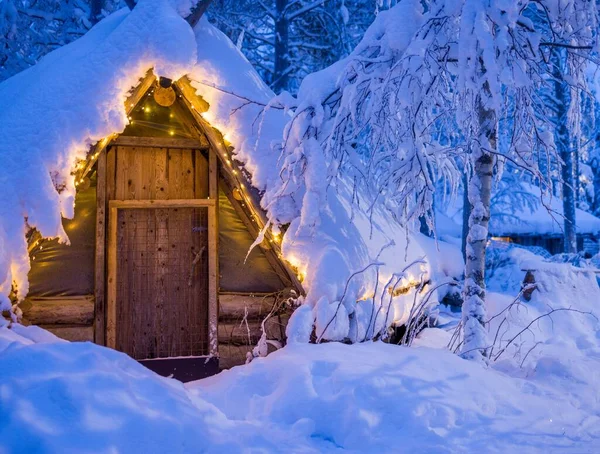 在北极圈雪地里有灯光的圆木小屋 芬兰拉普兰 — 图库照片