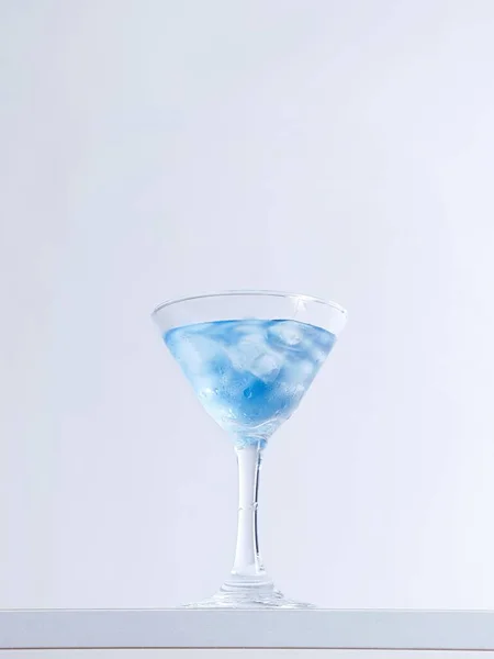 Вертикальний Знімок Синього Коктейльного Соку Склянці Білій Поверхні Білому Фоні — стокове фото