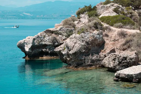 Krásný Záběr Drsných Útesů Pobřeží Azurového Moře — Stock fotografie