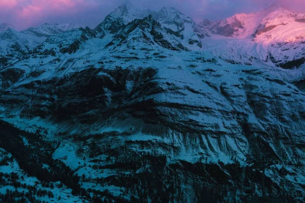マッターホルンはアルプスで最も象徴的なピークの1つです 撮影は2022年の寒い冬の朝に行われました — ストック写真