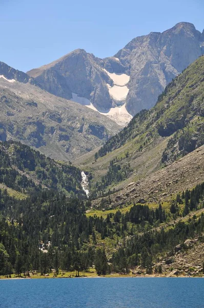 Plano Vertical Lago Rodeado Verdes Montañas Día Soleado — Foto de Stock