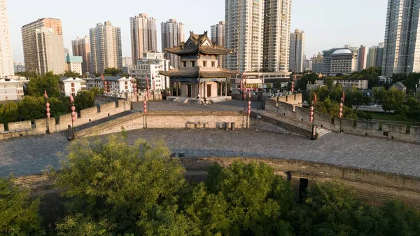 Muro Ciudad Con Edificios Gran Altura Detrás Xian City Shaanxi —  Fotos de Stock