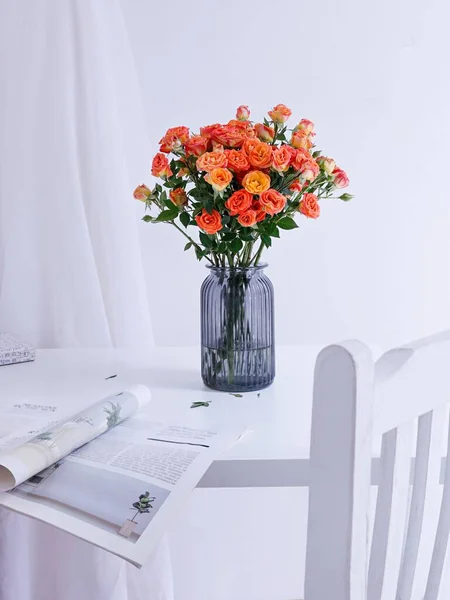 Plan Vertical Beau Bouquet Roses Dans Vase Verre Bleu Sur — Photo