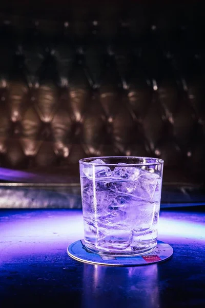 Eine Vertikale Aufnahme Eines Gin Tonic Cocktails Mit Eiswürfeln Auf — Stockfoto