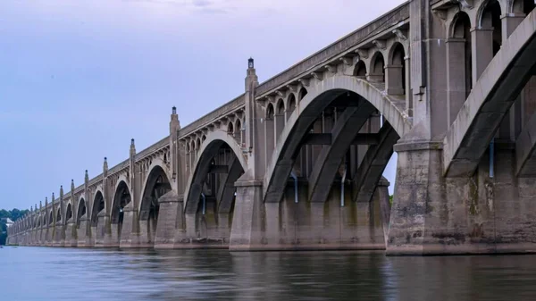 海の向こうに青い空の古い橋 — ストック写真