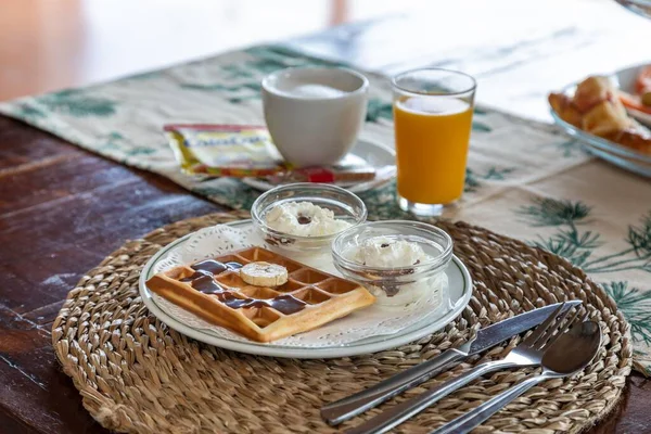 Frukosttallrik Med Chokladvåffla Och Grädde Tillsammans Med Kaffe Och Ett — Stockfoto