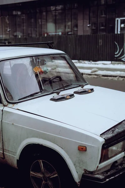 冬季的一天 一辆白色的老车从后视镜上垂直拍下来 上面挂着模糊的附录 — 图库照片