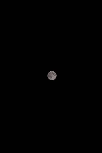 在漆黑的夜空中垂直拍摄的满月 背景凉爽 — 图库照片