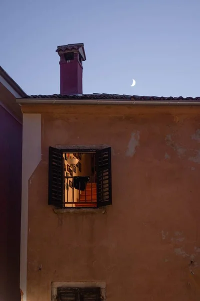 Plan Vertical Une Fenêtre Ouverte Dans Vieux Bâtiment Orange Nuit — Photo