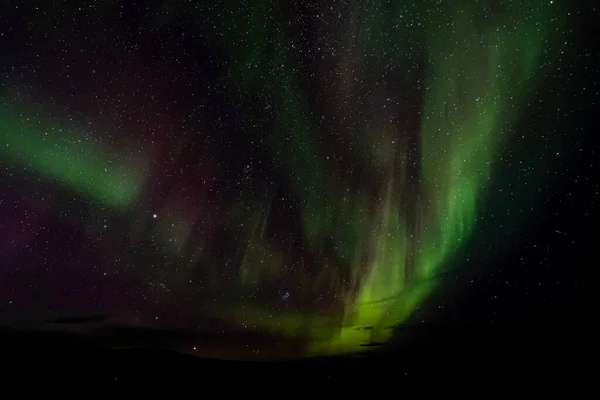 Krásný Záběr Polárních Světel Proti Tmavé Hvězdné Noční Obloze — Stock fotografie
