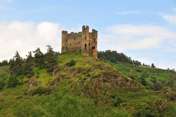 Castelo Alleuze Colina Rodeado Por Vegetação Verde França — Fotografia de Stock