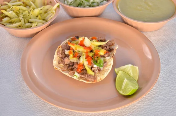 Eine Nahaufnahme Von Taco Mit Fleisch Und Limette Auf Einem — Stockfoto