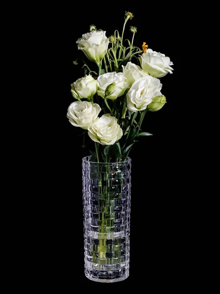 Tiro Vertical Buquê Rosas Brancas Vaso Isolado Fundo Escuro — Fotografia de Stock