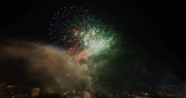 Ένα Καταπληκτικό Πολύχρωμα Πυροτεχνήματα Της Πρωτοχρονιάς Σκούρο Φόντο Και Αστικό — Φωτογραφία Αρχείου