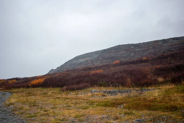 Krajobraz Naturalny Górskim Mglistym Niebem Jesienią Murmańsku Rosja — Zdjęcie stockowe
