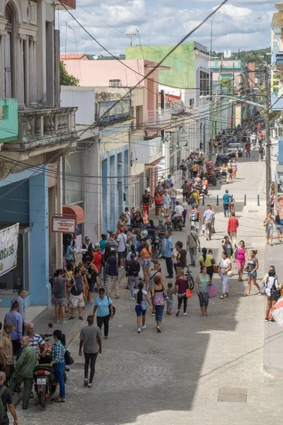 Plan Vertical Personnes Marchant Dans Une Rue Intermédiaire Matanzas Cuba — Photo