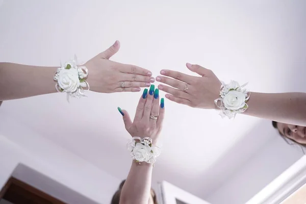 Les Demoiselles Honneur Bracelets Tenant Main Avant Cérémonie Mariage — Photo