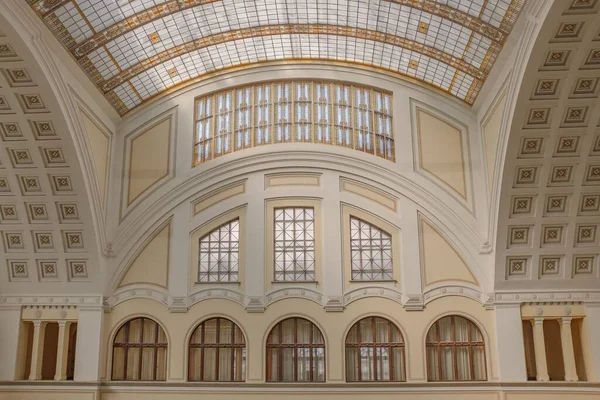 Piękny Widok Architektonicznych Detali Wewnętrznego Dziedzińca Głównego Uniwersyteckiego Budynku Debrecen — Zdjęcie stockowe