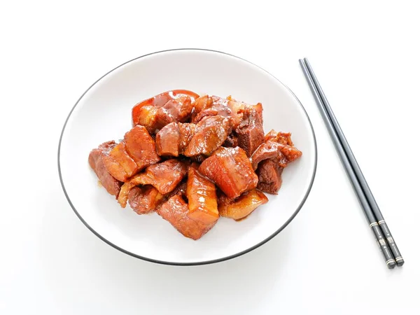 白を基調に箸で椀に煮込んだ豚の腹のクローズアップ — ストック写真