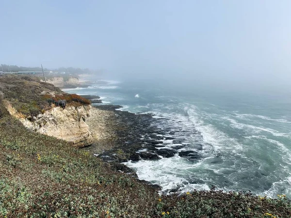 雾中的岩石海岸线 — 图库照片