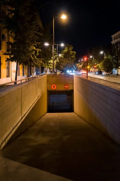 Uma Entrada Túnel Cidade Noite Verticalmente Disparado — Fotografia de Stock