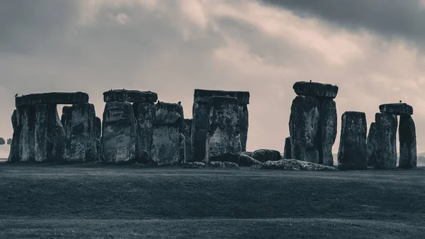 ฉากภ ของอน สาวร Stonehenge ในอ งกฤษภายใต องฟ าเมฆมห ศจรรย — ภาพถ่ายสต็อก