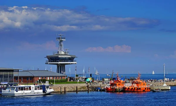 Vacker Utsikt Över Båtar Hamnen Vid Den Lugna Floden Trave — Stockfoto