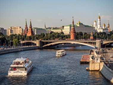 Kremlin manzarası ve Moskva Nehri 'ndeki gemiler