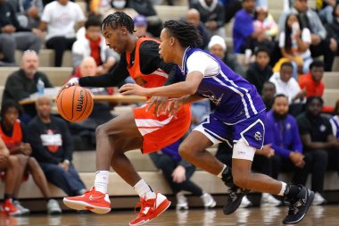 Merrillville Lisesi basketbol maçında sahadaki genç erkek oyuncular