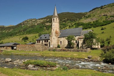 Arkasında küçük bir kilise olan yemyeşil bir ormanın içinden akan bir nehir.