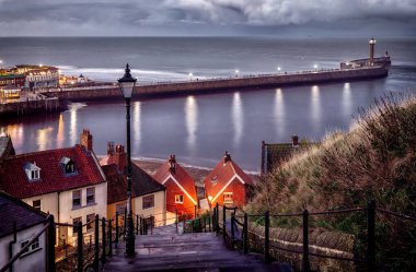 Whitby, North Yorkshire 'daki St. Mary Kilisesi' ne giden ünlü 199 Basamak.