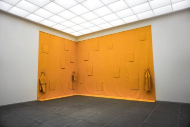 Almanya 'nın Nuremberg kentindeki Neues Müzesi' nde bulunan sarı bir modern sanat duvarı.