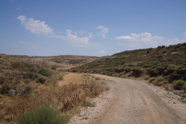 Kayalık arazide güzel bir yol manzarası