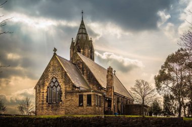 Chadderton, İngiltere 'de bulutlu bir gökyüzünün altındaki Aziz Matthew Kilisesi' nin büyüleyici manzarası.