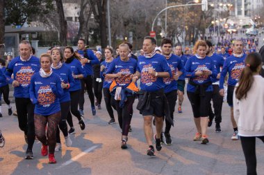 Madrid, İspanya, -Aralık 31,2022, San Silvestre 'nin popüler yarışı şehrin sokaklarında yaşlı insanların, gençlerin ve bir sürü kolonun olduğu yerde.