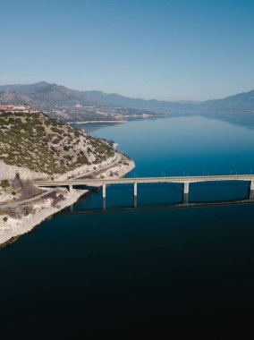Arka planda mavi gökyüzü olan Polyfytos Köprüsü 'nün dikey hava görüntüsü, Yunanistan
