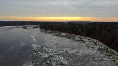 Donmuş Somon Şelalesi 'nin insansız hava aracı görüntüsü New Hampshire' daki orman ağaçlarının arasından akıyor.