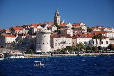 Sahil kasabasının üzerindeki mavi gökyüzü bir limana sahip.