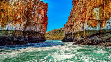 Batı Avustralya 'nın Kimberley Bölgesi' ndeki Horizontal Falls 'un manzarası.