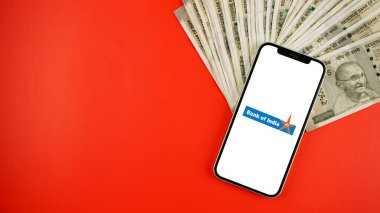 Cep telefonu ekranında Bank of India veya BOI, izole edilmiş arkaplan