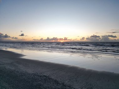 Gün batımında güzel bir deniz manzarası
