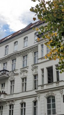 Güneşli bir günde modern bir binanın dikey görüntüsü.