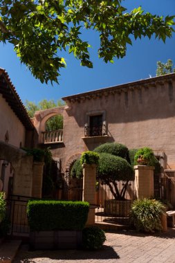 Güneşli bir günde Sedona, Arizona, ABD 'de kerpiç tarzı bir alışveriş binasının dikey çekimi.